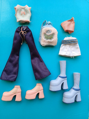 ''BRATZ DOLL'', MGA Kleidung und Schuhe für Cloe Puppe ''FLAUNT IT! '', 2002.
