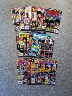 Jonas Brothers Memorabilia Lot: Magazines, Posters/Prints, Buttons & Keychain