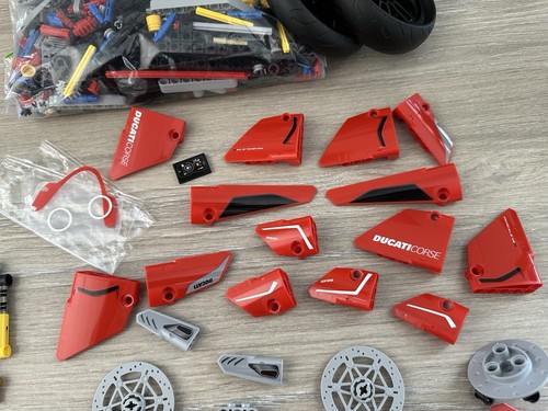 LEGO Technic 42107 - Ducati Panigale V4 R - Retired - Complete - Used - Picture 5 of 6