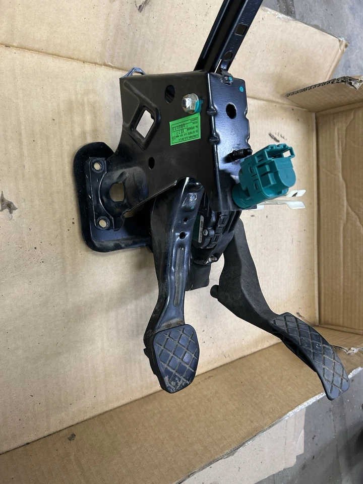 2001 JETTA EXCEPT GLI Gas PedalGas Pedal And Brake Pedal - Image 2 of 3