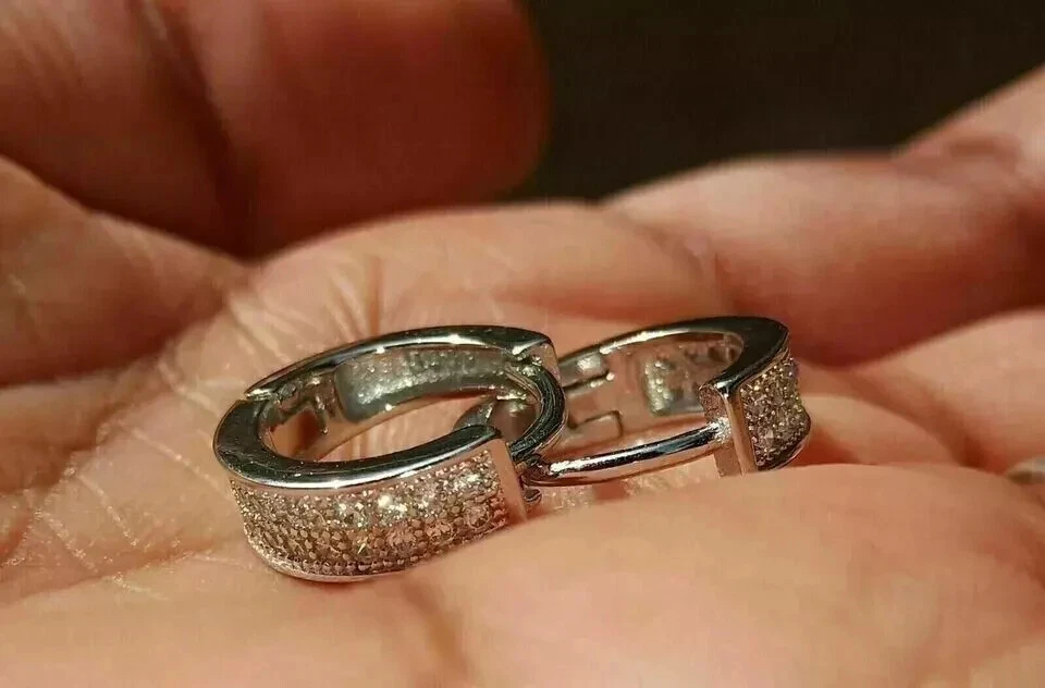 Aretes tipo argolla Huggie de diamantes redondos creados en laboratorio de 2 quilates para hombre enchapados en oro blanco de 14 quilates Foto 3 de 4