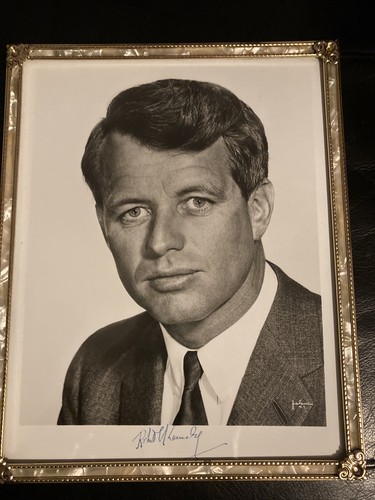 Photo signée Robert Kennedy Halsman N.Y. dans cadre couleur perle et or 8”x10” - Photo 1 sur 12