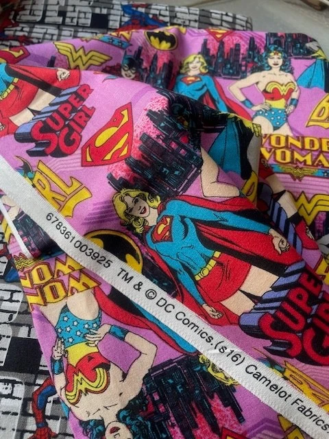 Tela de algodón camellote Wonder Worman Batgirl de DC Comics -1 yarda 44" de ancho Foto 2 de 2