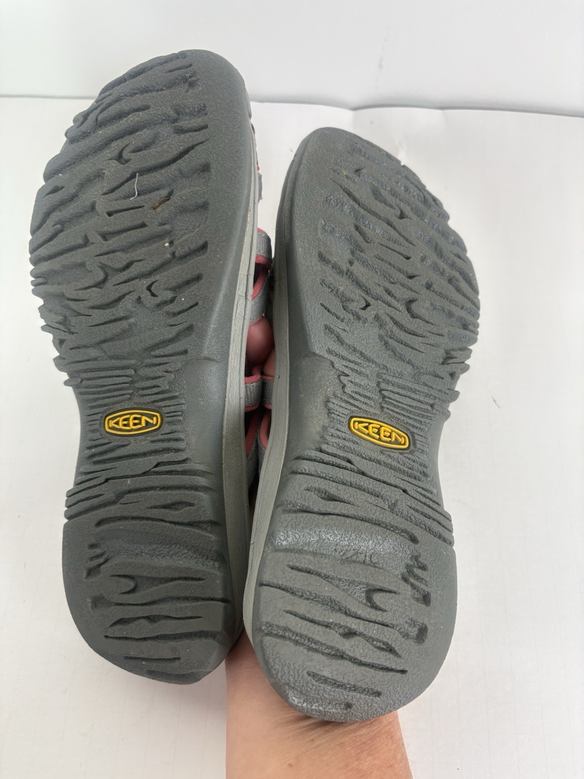 Scarpe da donna Keen grigio rosa con coulisse impermeabili slip on taglia 9