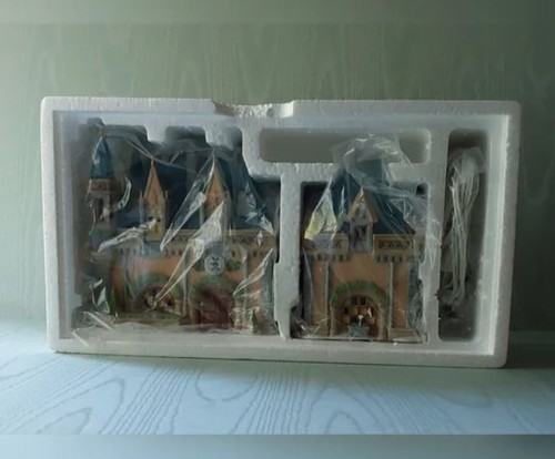 Department 56 - Disney Parks Village - Mickey's Christmas Carol 1994 - Picture 6 of 9