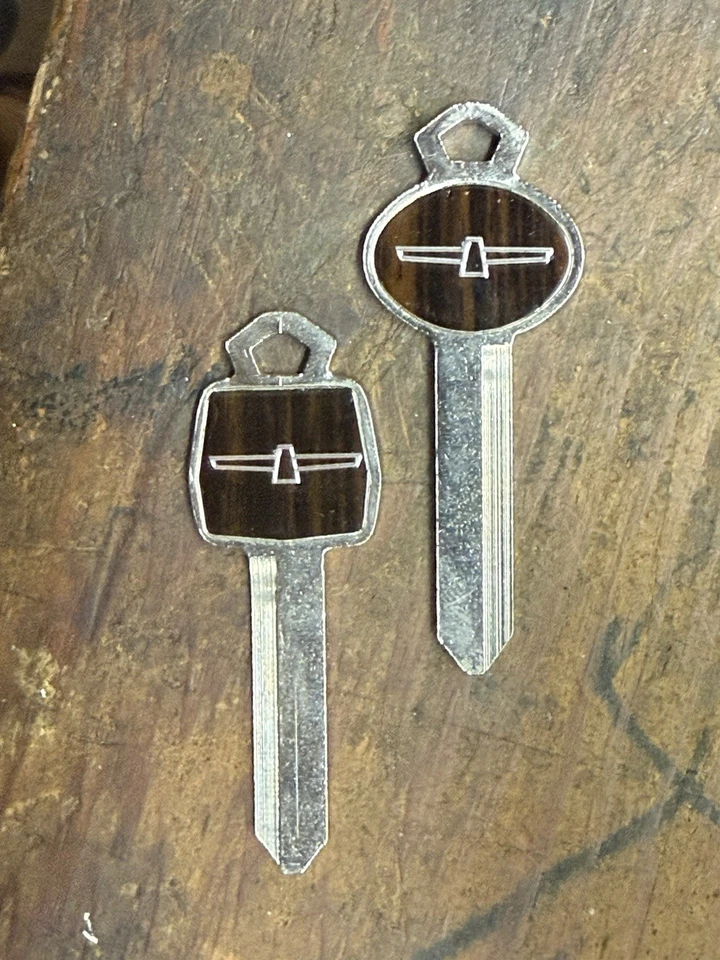 JUEGO DE LLAVES EN BLANCO FORD THUNDERBIRD 1978 Diamond Jubilee grano madera se adapta a todos 1965-1984 Foto 3 de 3