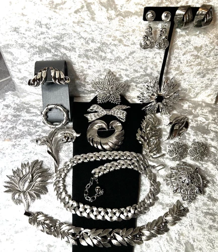 Vintage CROWN TRIFARI Mixed Lot Silver Tone Jewelry Brooches Earrings Bracelet +