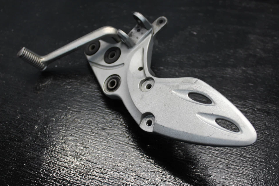 08-17 JUEGO TRASERO DERECHO SUZUKI HAYABUSA GSXR1300 SOPORTE REPOSAPIÉS CONDUCTOR 2008  Foto 4 de 4