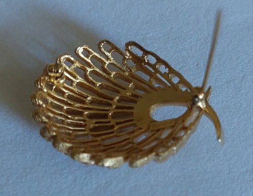VINTAGE SIGNED CROWN TRIFARI PEACOCK TAIL BROOCH GOLD - Picture 9 of 9