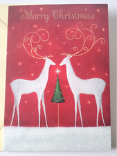 Tarjeta de Navidad Ciervo Blanco Brillante con Pequeño Árbol en Nieve Brillante y Rojo