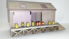 BACHMANN SCENECRAFT 00 GAUGE 44-006 CORRUGATED GOODS SHED