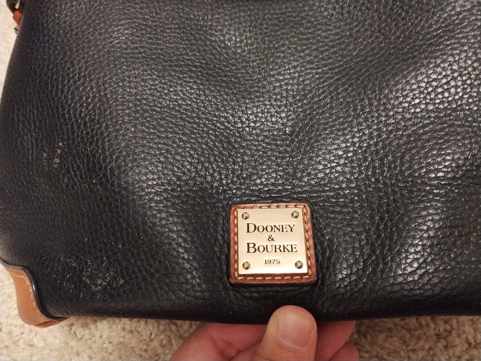 Borsa a tracolla grande Dooney & Bourke serie 1975 pelle ciottoli