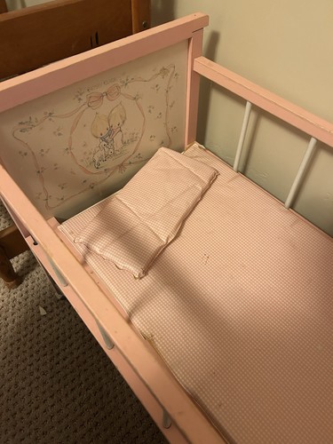 1972 Hallmark Betsey Clark Precious Moments SELTENE Baby-Puppe aus Holz mit Drop Side KRIPPE - Bild 2 von 2