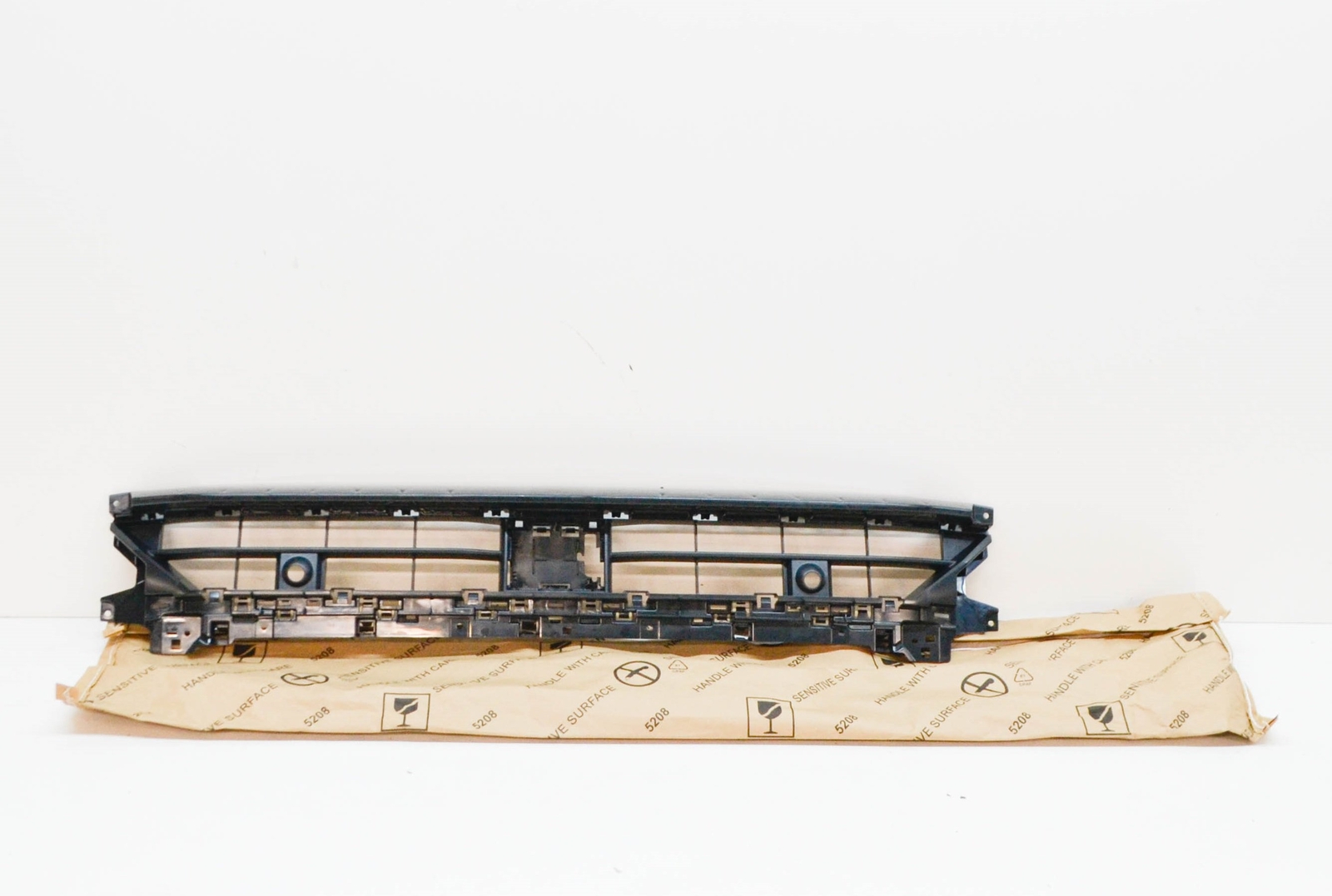 ３７ページ New AUDI Q3 F3 Front Bumper Lower Grille 83A807683C9B9