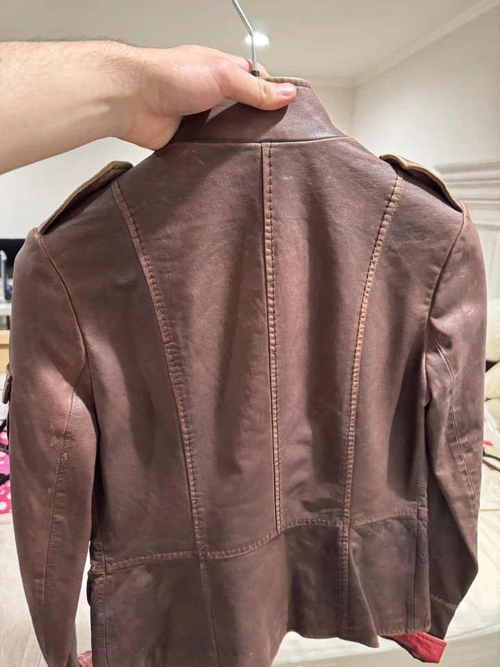 Chaqueta de cuero marrón de inspiración militar Tory Burch Foto 2 de 2