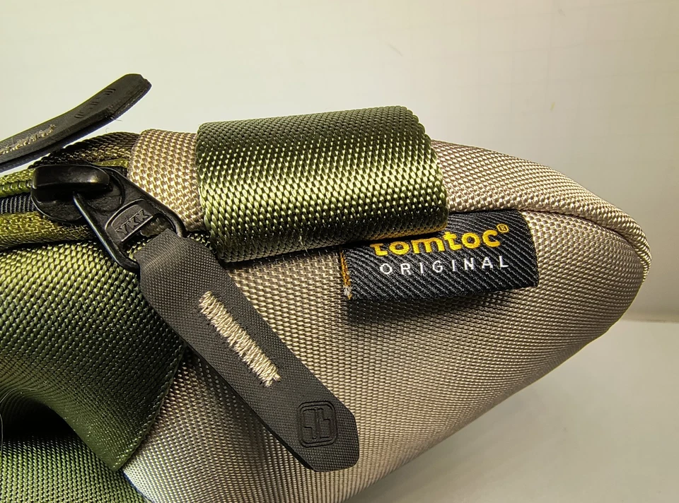 Bandolera Tomtoc Explorer T-21 S Verde Oliva 4L Compacta EDC Minimalista Foto 4 de 4