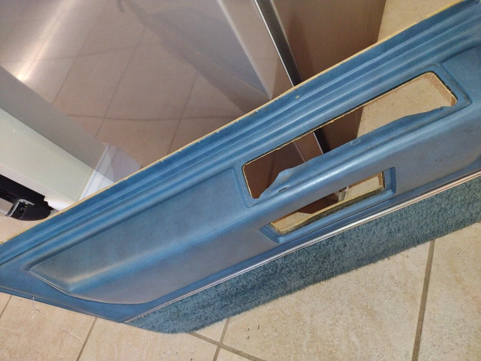 Cadillac Fleetwood 1971-76 sedán Deville panel de puerta inferior trasera reposabrazos azul Foto 3 de 4