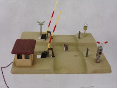 Vintage 1950s model train HO OO gauge tinplate level crossing Fleischmann?   1E4