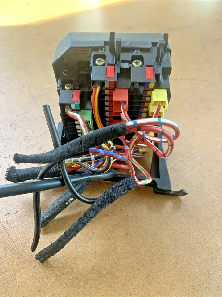 Relé de caja de fusibles traseros Mercedes-Benz C220 C280 1994 2025452401 OEM Foto 2 de 4