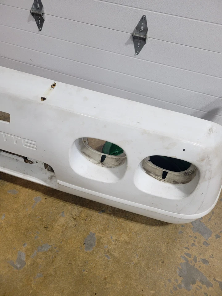 Cubierta de parachoques trasero Chevrolet Corvette C4 1992 plástico blanco 10135972 1991-1996 original Foto 4 de 4