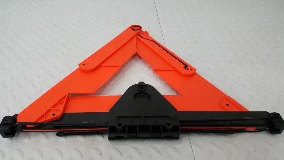 Audi A4 Quattro 2001 triángulo de seguridad de peligro lateral en carretera Foto 2 de 4