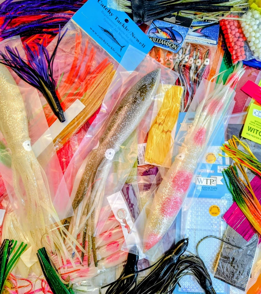 Lote de señuelos de pesca suaves Hoochie: pulpo, calamar, faldas trolling, jigging nuevos de stock Foto 3 de 4