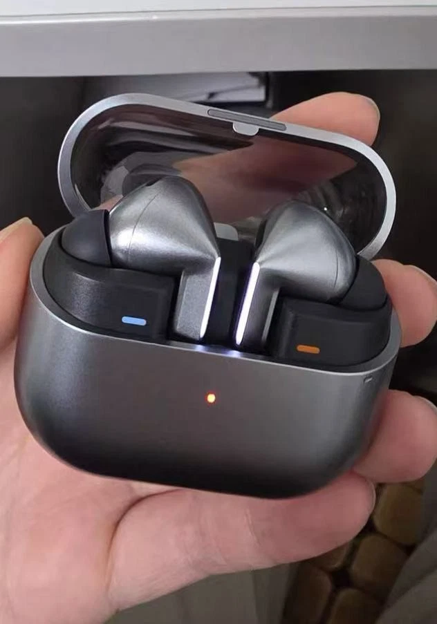 Nuevos auriculares Samsung Galaxy Buds 3 Pro AI True Wireless Bluetooth plateados Foto 2 de 4