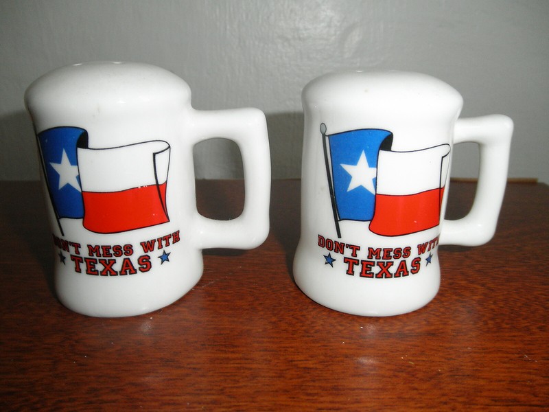 Ranch Attic Find 2 Don't Mess With TEXAS State FLAG Salt & Pepper Shakers Jug A+