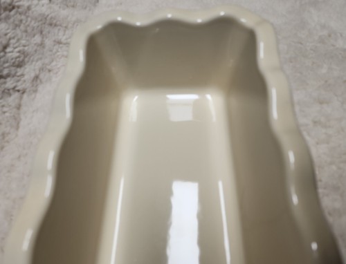 Williams Sonoma Emile Henry Red Ruffled Edge Loaf Pan. Glaze flaw. - Picture 11 of 17