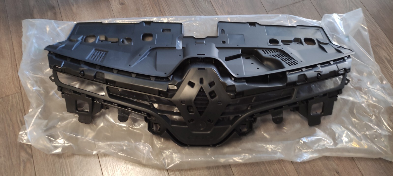 Grille superieure calandre Renault Clio 4 IV piece carrosserie bouclier avant
