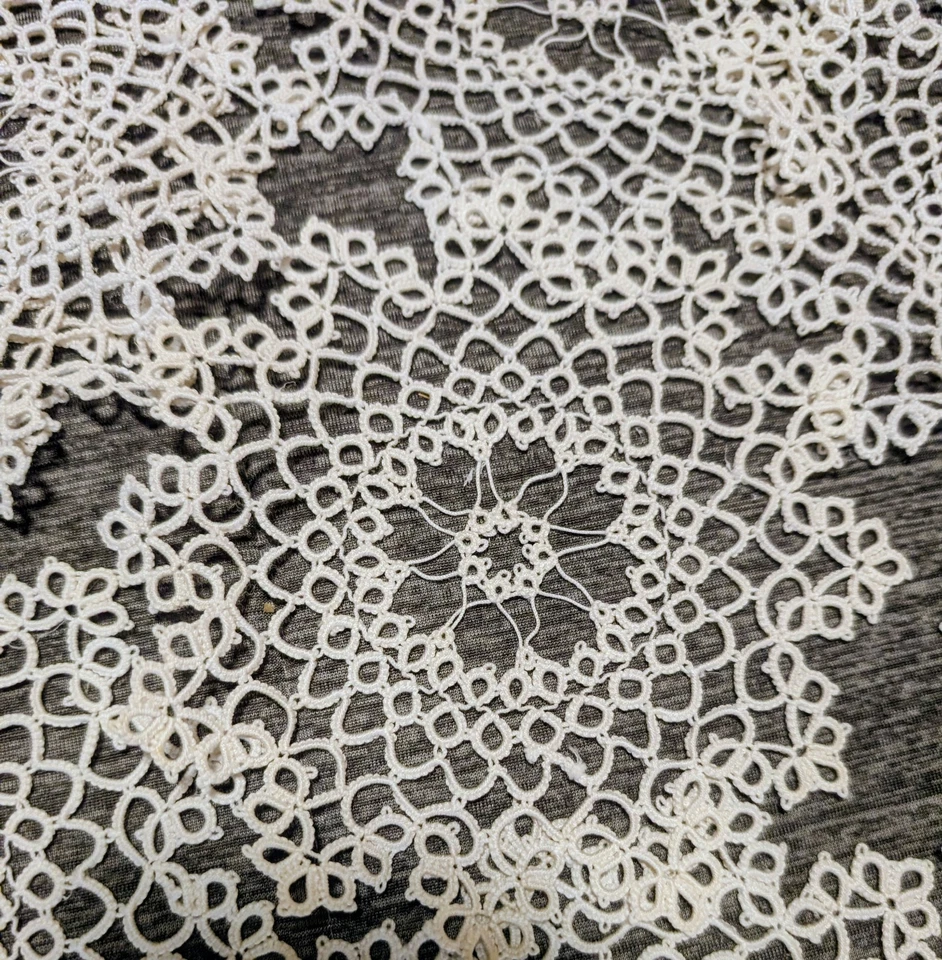 8 lindos e delicados guardanapos antigos tatuados brancos 6" - Imagem 4 de 4