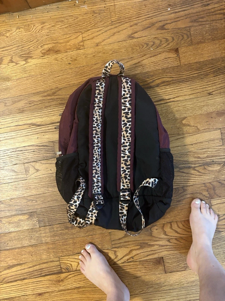 Bolso Mochila Victorias Secret Estampado Granate y Guepardo Correas Ajustables Foto 2 de 2