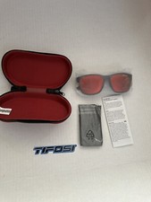 NEW TIFOSI SUNGLASSES BLACK FRAME RED LENS CLOTH TIFOSI POUCH IN TWIZZLERS CASE