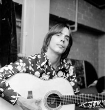 Jackson Browne toca la guitarra detrás del escenario en el Troubadour 1971 foto de música antigua