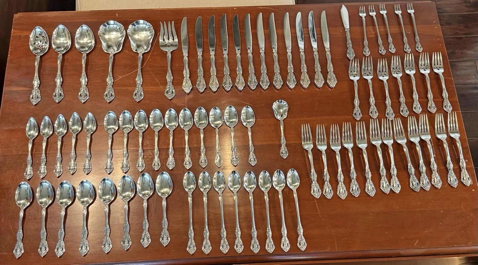Vintage Oneida Heirloom Michelangelo Stainless Flatware Set - 74 Pcs w/ Servings
Opens in a new wind