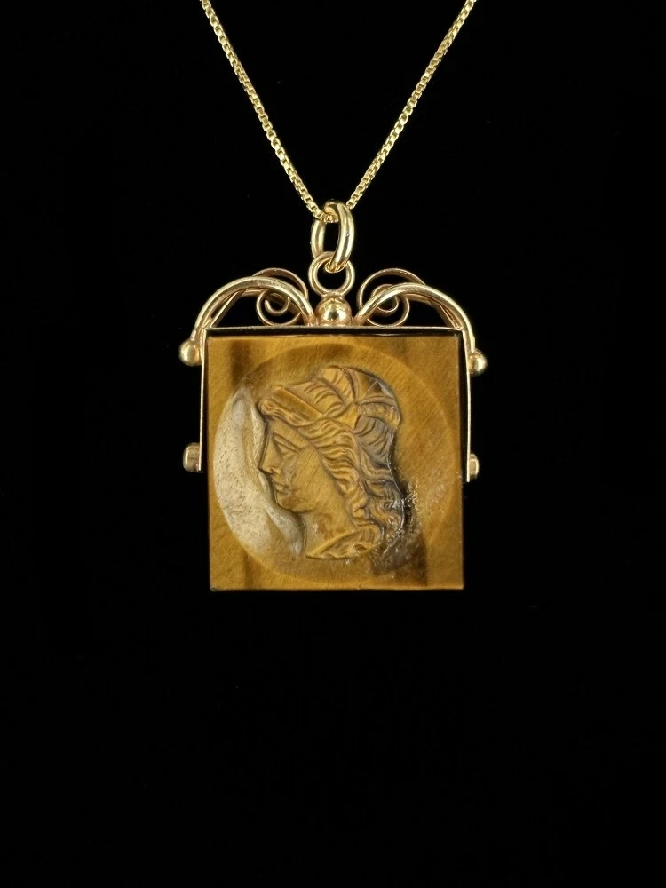 Broche-pendentif, laiton, perles d'imitation, et camée coquillage, 1940