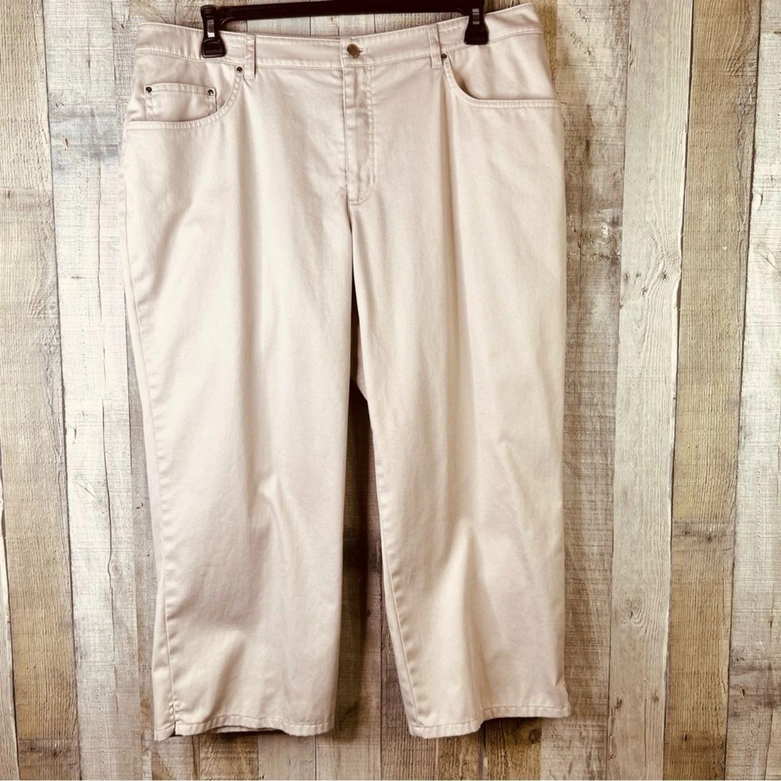 Jones New York Signature Woman 18W Tan Woven Khaki Capri Length Pants w/Pockets
Opens in a new windo