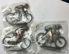 3 CYCLISTES MINIATURES