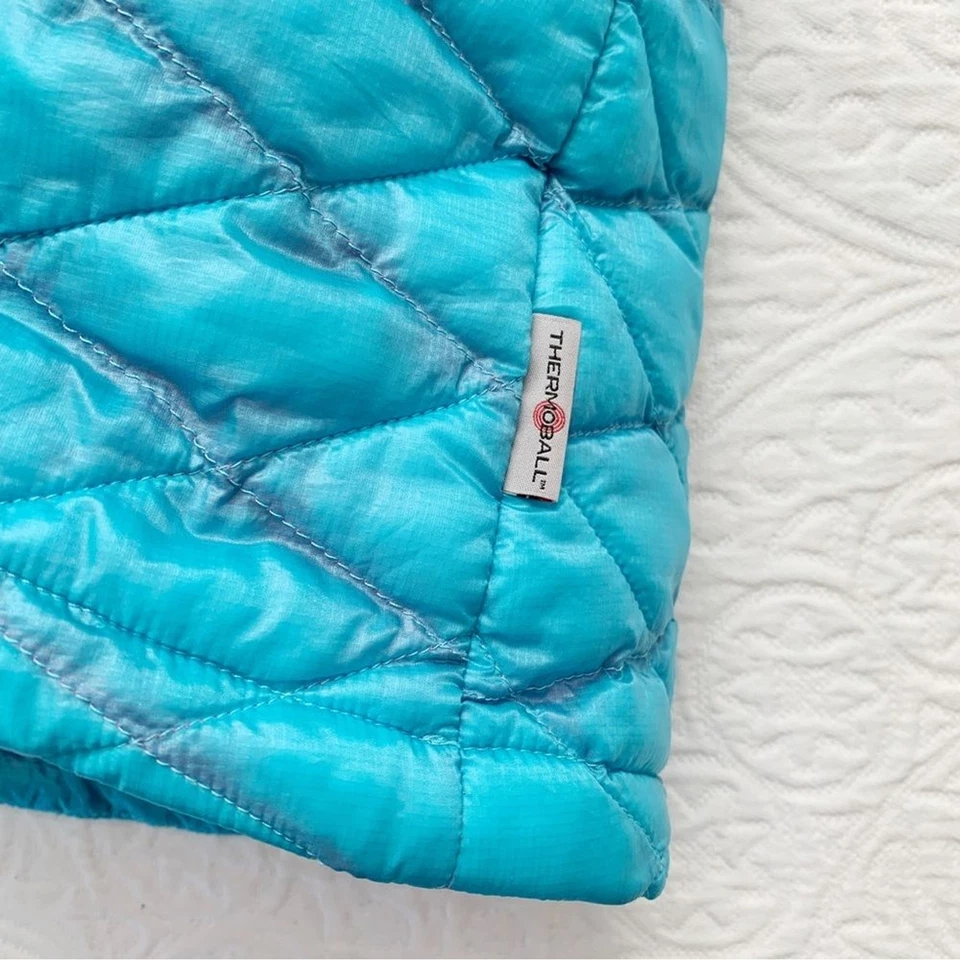 Chaleco acolchado Thermoball para mujer The North Face, azul/rosa Foto 4 de 4