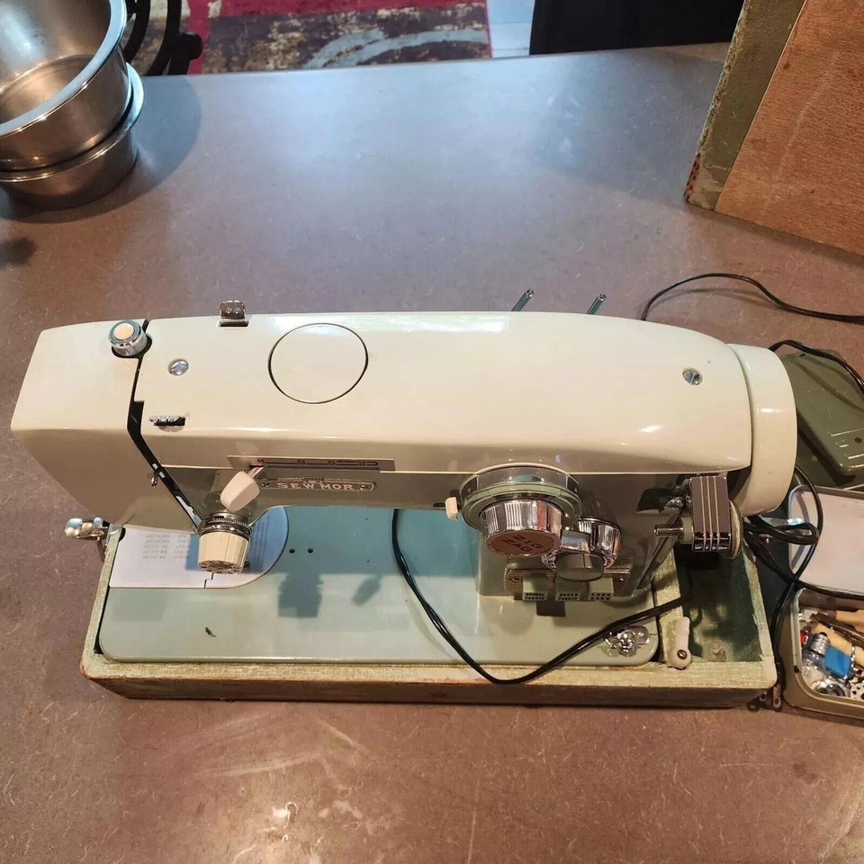EXCELLENT CONDITION Vintage Sewmor Zig-Zag Portable Sewing Machine ...