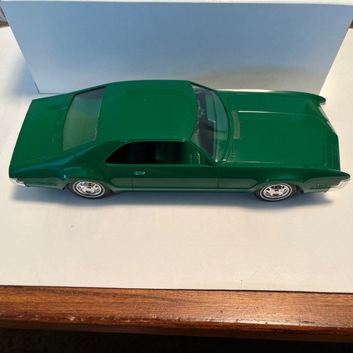1967 Oldsmobile Toronado Plastic Promo Friction Model By Johan 1/25 Scale Green - Picture 3 of 16