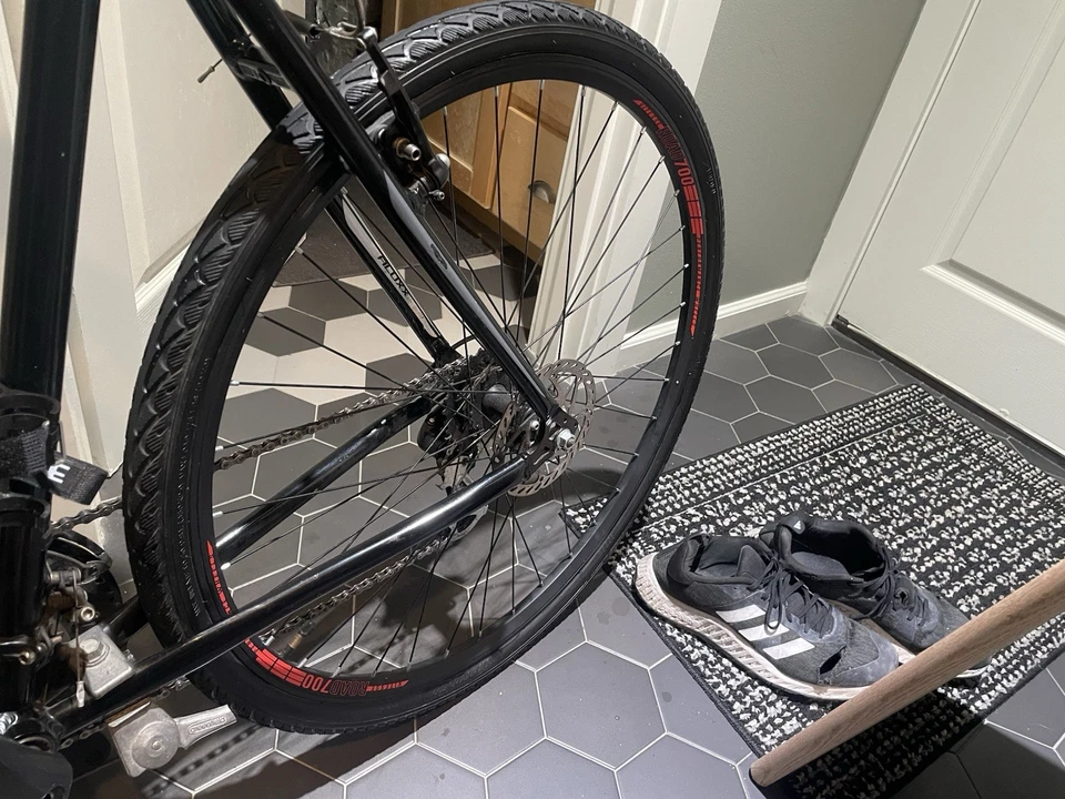 Giant Escape 3 Hybrid Bike – Used, Good Condition PICKUP ONLY  - Image 2 of 4