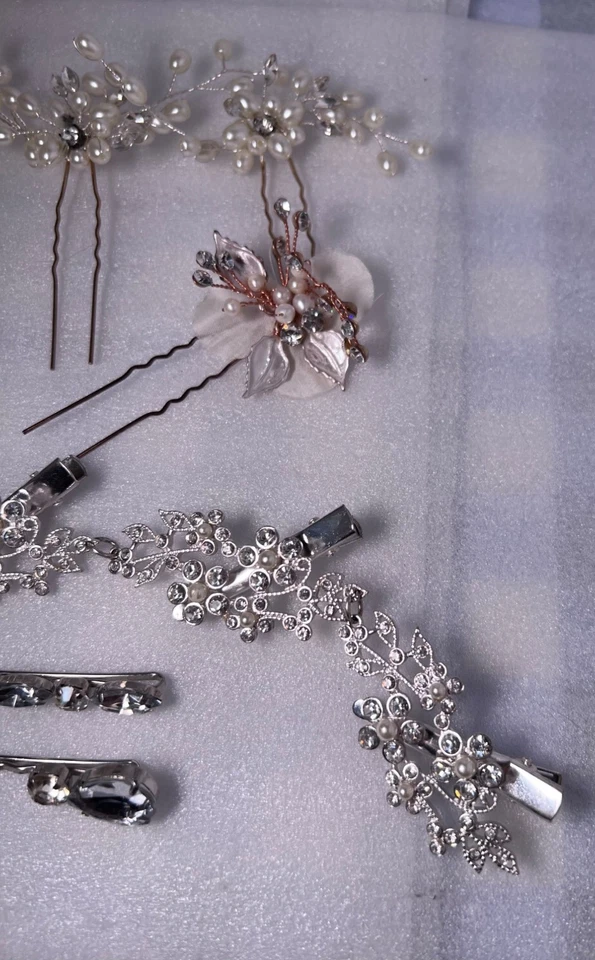 Juego de accesorios para el cabello de novia con detalles de perlas de imitación y diamantes de imitación Foto 4 de 4