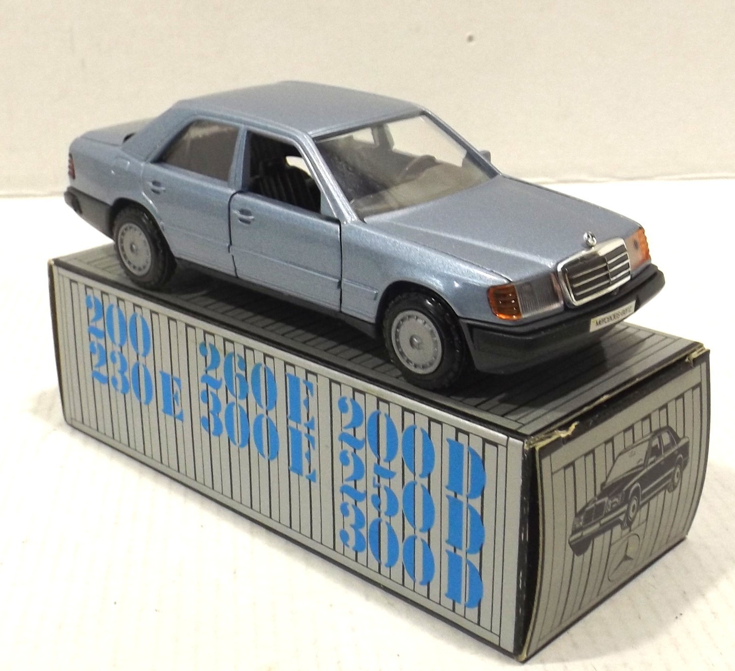 Mercedes 200-300E 200D-300D Modello Cursor 1084 Metallo Blu In OVP 1:35 foto 3