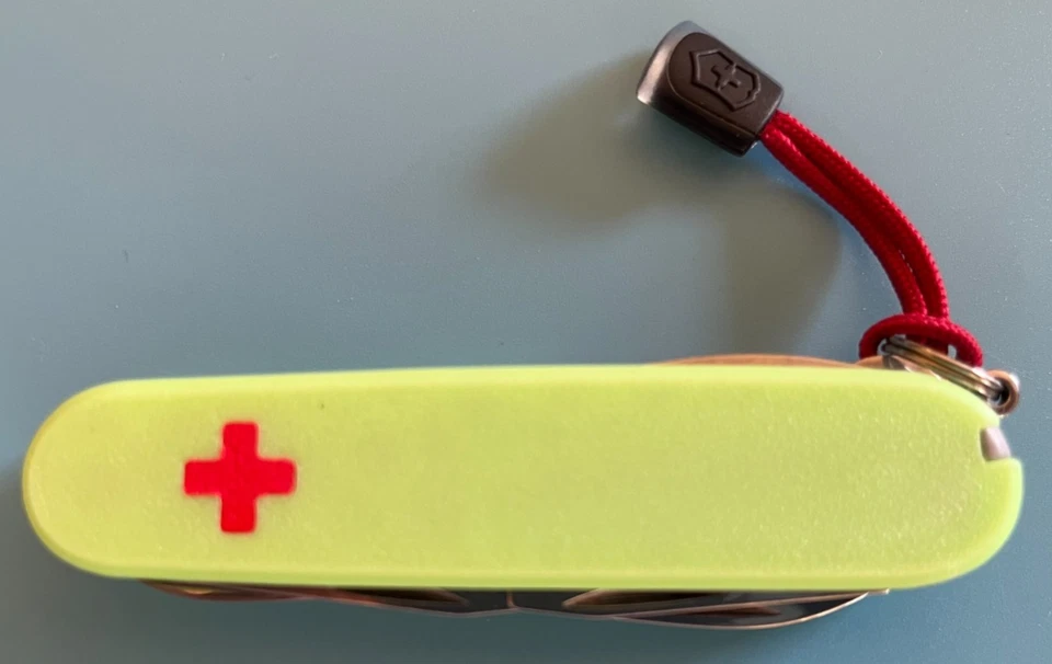 Navaja de bolsillo Victorinox Custom Multitool Plus 91 mm 13 herramientas - glo-n-dark lime Foto 3 de 4