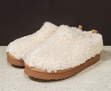 TARGET FAUX FUR SIPPERS-RUBBER SOLES SZ.8    B X39 