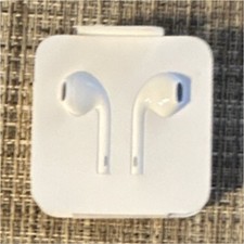 NEW Apple EarPods Lightning Connector In-Ear White Built-In Microphone