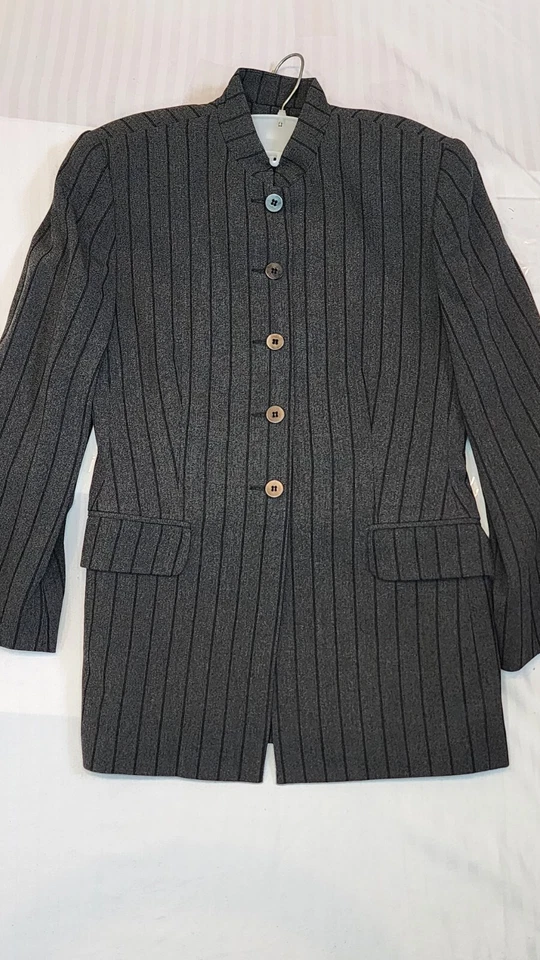 Traje de mujer Expressions de 3 piezas chaqueta, falda y pantalón gris oscuro a rayas Foto 4 de 4