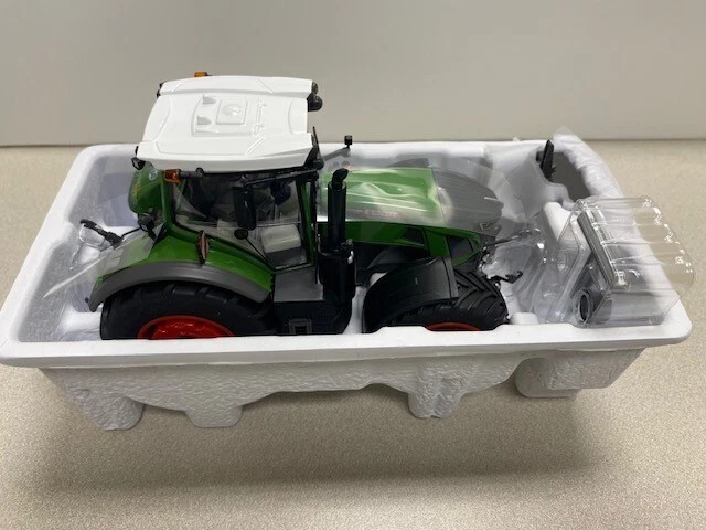 New FENDT 942 Vario Tractor Scale Model.  1:32 Scale Wiking - Image 2 of 4