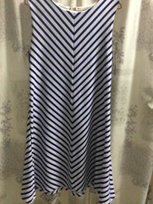Tiana B Size Medium Knee Length Sleeveless Dress